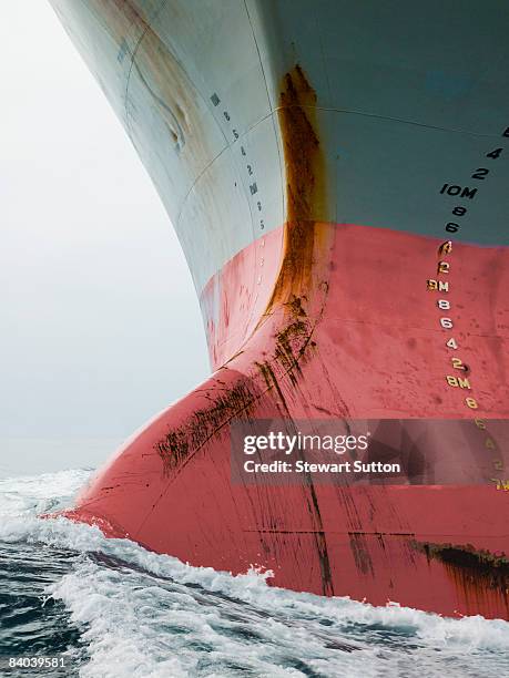 schleife der cargo schiff in das meer. - schiffsbug stock-fotos und bilder