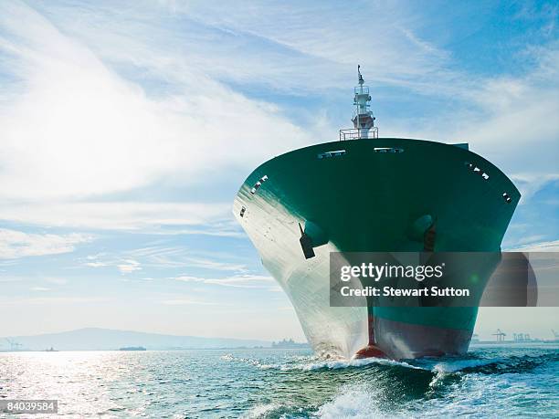 bow vista de carga barco navegando en mar - proa fotografías e imágenes de stock