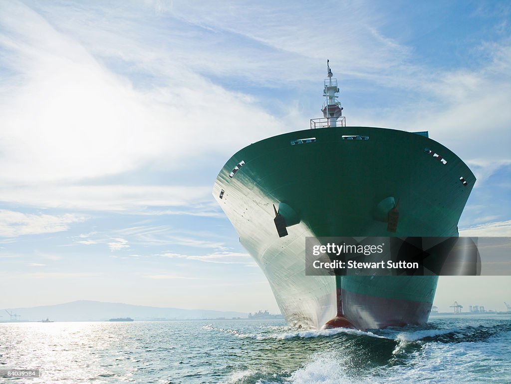 リボンの貨物船の海をセーリング