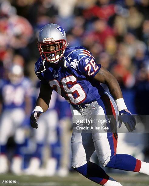 New England Patriots cornerback Chris Canty looks to pursue the play during the Patriots 17-3 victory over the Miami Dolphins in the 1997 AFC Wild...