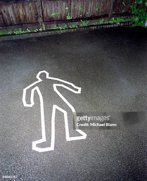 murder crime scene with white outline of man - contorno de tiza fotografías e imágenes de stock