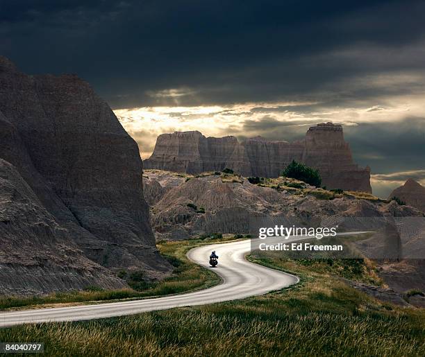 motorcyclist in badlands national park - dakota du sud photos et images de collection
