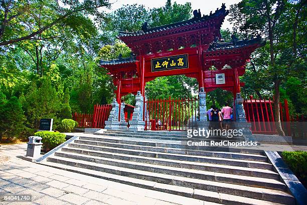 tourists entering an academy, songyang academy, shaolin monastery, henan province, china - shaolin monastery 個照片及圖片檔