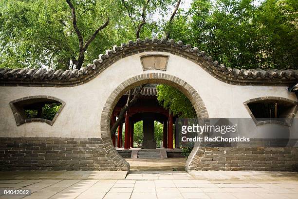 pavilion viewed through a wall, songyang academy, shaolin monastery, henan province, china - shaolin monastery 個照片及圖片檔