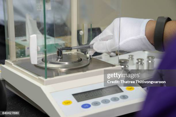 weight measure on the electronic balance in a laboratory - pound unit of mass 個照片及圖片檔