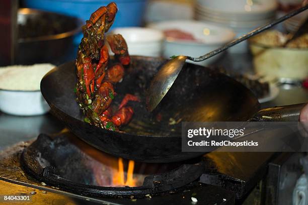 crab cooking in a wok, nanjing, jiangsu province, china - crab pot stockfoto's en -beelden