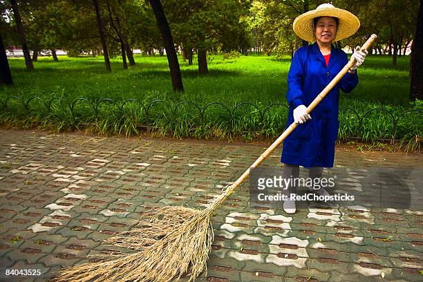 portrait of a female sweeper sweeping, temple of heaven, beijing, china - street sweeper - fotografias e filmes do acervo