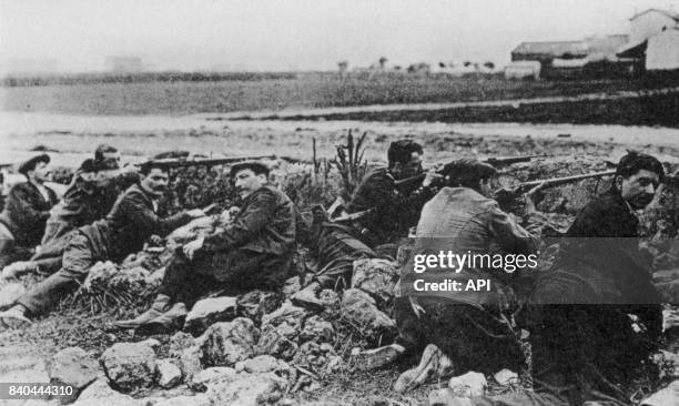 Policier assiégeant le criminel Jules Bonnot, leader de la Bande à Bonnot, à Choisy-le-Roi, le 27 avril 1912, France.