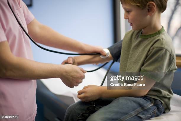 pediatric's office nurse with patients - take care new york screening stockfoto's en -beelden