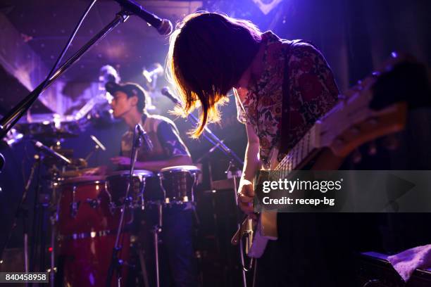 femme jouant de la guitare - hard rock lady photos et images de collection
