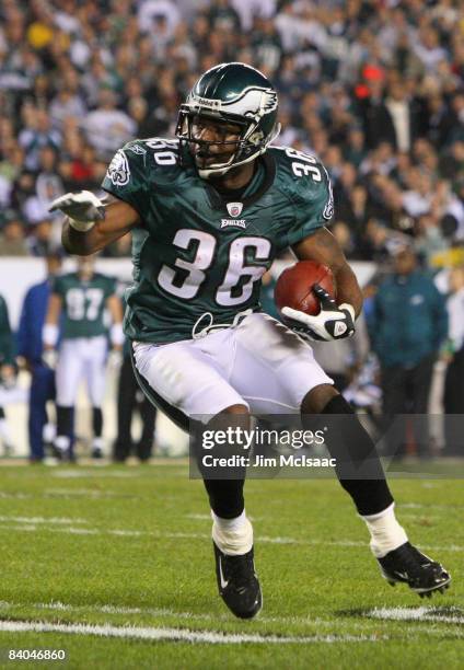 Brian Westbrook of the Philadelphia Eagles runs with the ball against the Cleveland Browns on December 15, 2008 at Lincoln Financial Field in...