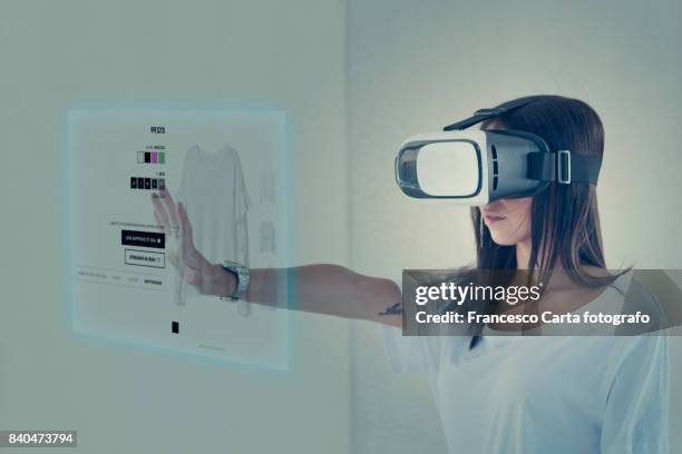 futuristic sopping online - shopping screen stockfoto's en -beelden