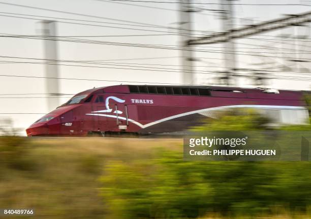 Thalys train drives on a railway line on August 29, 2017 near Lesquin, northern France. / AFP PHOTO / PHILIPPE HUGUEN