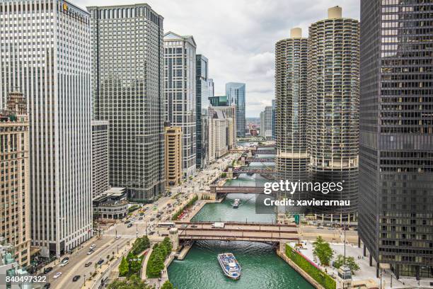 vista aérea del centro de la ciudad río de chicago - chicago illinois fotografías e imágenes de stock