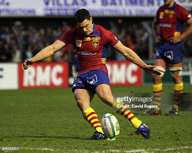 Dan Carter of Perpignan takes a penalty during the Heineken Cup match between Perpignan and Leicester Tigers at Stade Aime Giral on December 14, 2004...