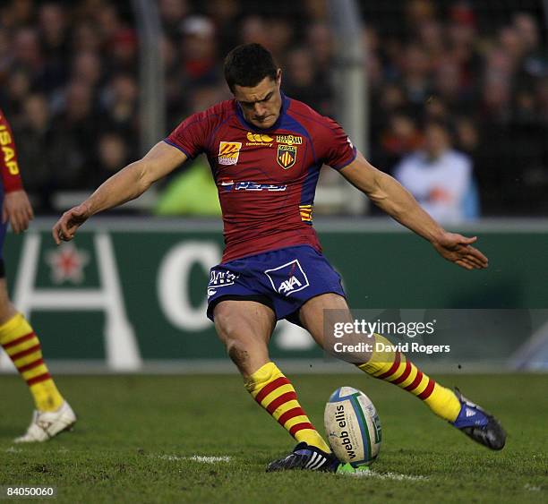 Dan Carter of Perpignan takes a penalty during the Heineken Cup match between Perpignan and Leicester Tigers at Stade Aime Giral on December 14, 2004...