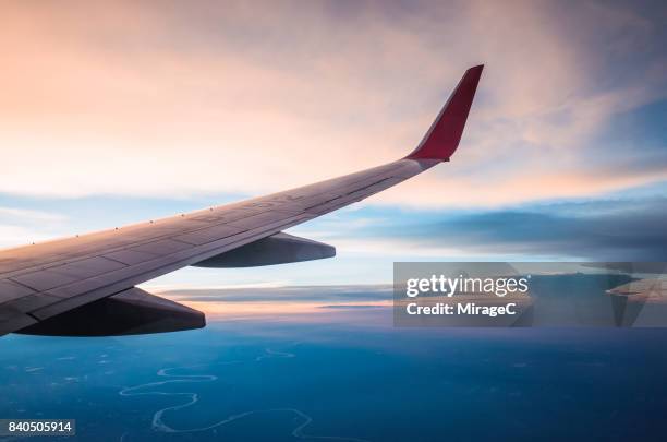 looking out the window of a plane, cloudscape - airplane window stockfoto's en -beelden