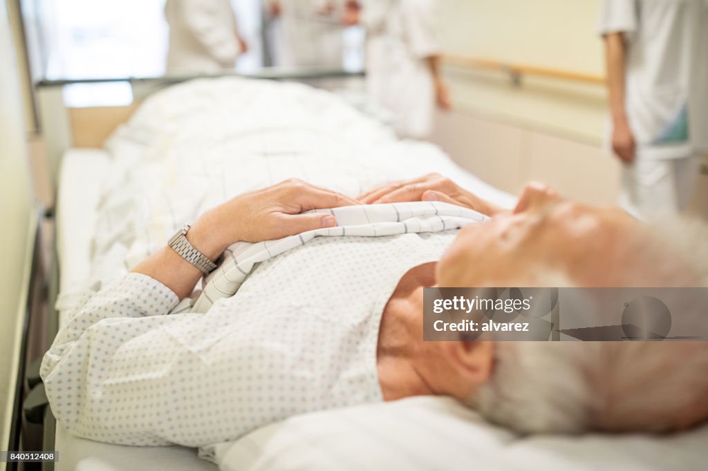 Kranker Mann im Krankenhaus gurney