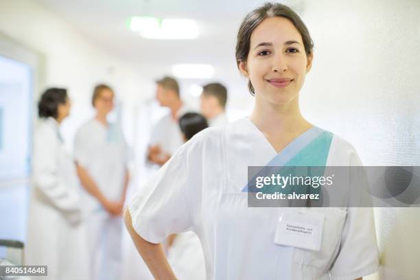 positive weibliche krankenschwester im pflegeheim - female nurse stock-fotos und bilder