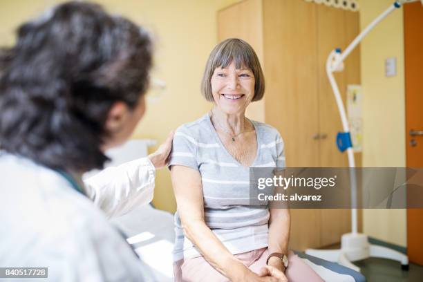 ältere frau besuchen krankenhaus für gesundheits-checkup - patientin stock-fotos und bilder