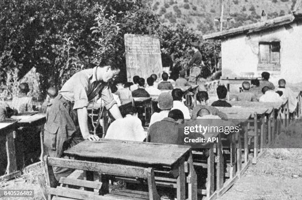 Cartes postales de propagande de l'armée française représentant un instituteur militaire dans une école en Algérie, circa 1950.