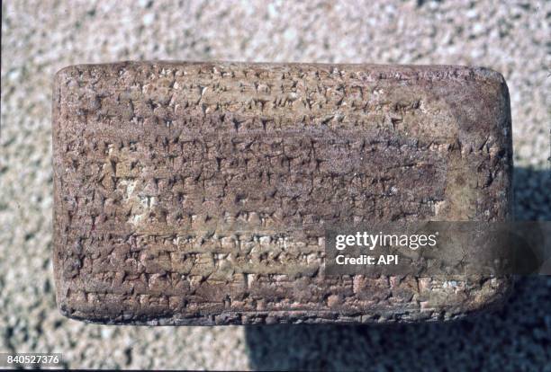 Tablette d'écriture retrouvée dans la cité antique d"Ougarit, conservée au musée de Tartous, Syrie.