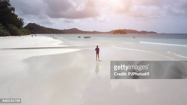 人在塞席爾的熱帶海灘上跑的鳥瞰圖 - pjphoto69 個照片及圖片檔