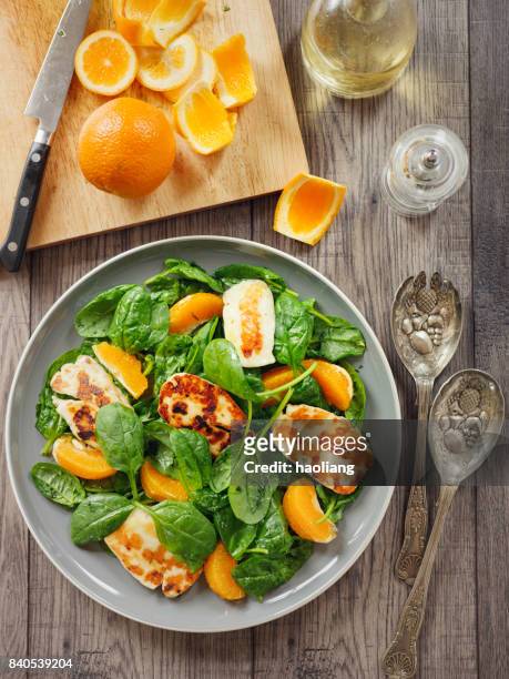 saludables espinacas y ensalada de naranja con queso halloumi a la parrilla - halloumi fotografías e imágenes de stock