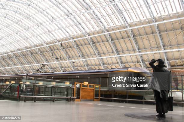 sir john betjeman statue at st.pancras station london - silvia casali fotografías e imágenes de stock
