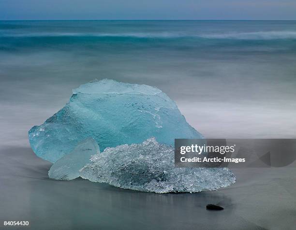 ice on beach, jokulsarlon glacial lagoon - breidamerkurjokull glacier stockfoto's en -beelden