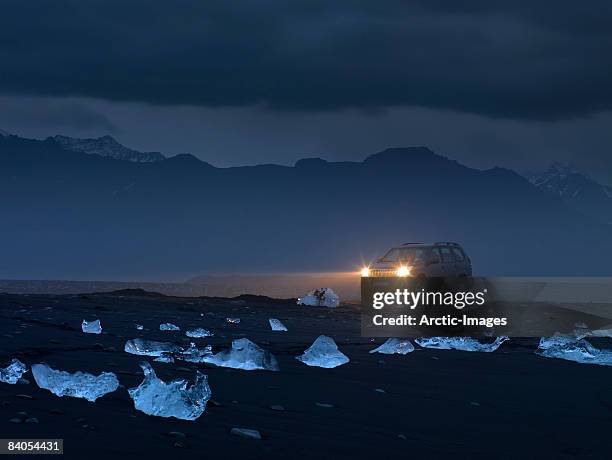 jeep with ice on black sand beach, iceland - breidamerkurjokull glacier stock pictures, royalty-free photos & images