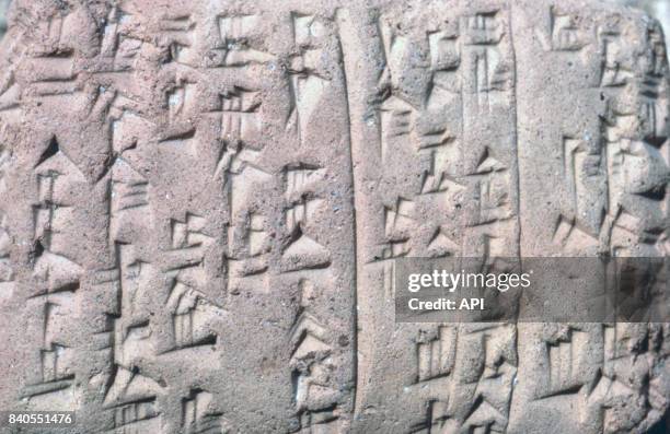 Tablette d'écriture cunéiforme ougaritique du XIVè siècle av J.C. Retrouvée à Ougarit, Syrie.