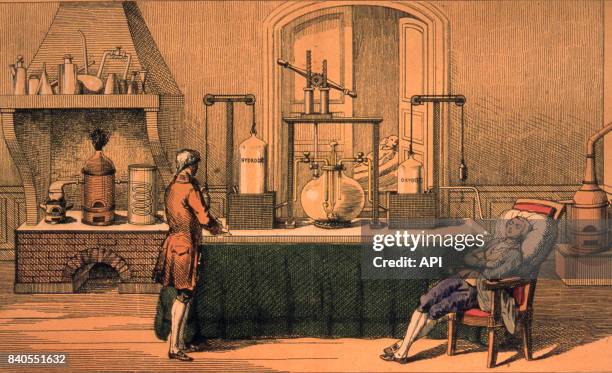 Le chimiste français Antoine Lavoisier dans son laboratoire, au XVIIIè siècle.