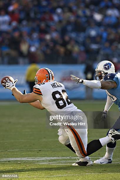 Steve Heiden of the Cleveland Browns makes a diving catch against the Tennessee Titans at LP Field on December 7, 2008 in Nashville, Tennessee. The...