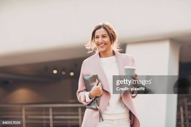 zufrieden geschäftsfrau mit kaffeetasse - shopping candid stock-fotos und bilder