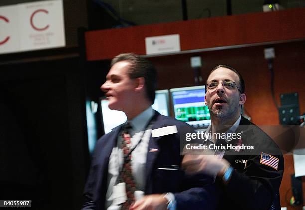 Financial professionals on the floor of the New York Stock Exchange react to the news of the Federal Reserve's rate cut December 16, 2008 in New York...