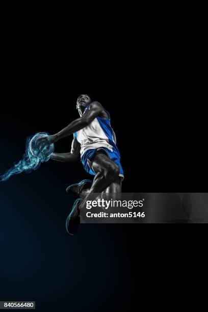 ジャンプ ボールでアフリカ人のバスケット ボール選手 - アクション映画 ストックフォトと画像