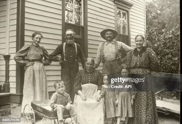 Famille posant dans un jardin à Mansfield, en 1896, dans l'Ohio, aux Etat-Unis.