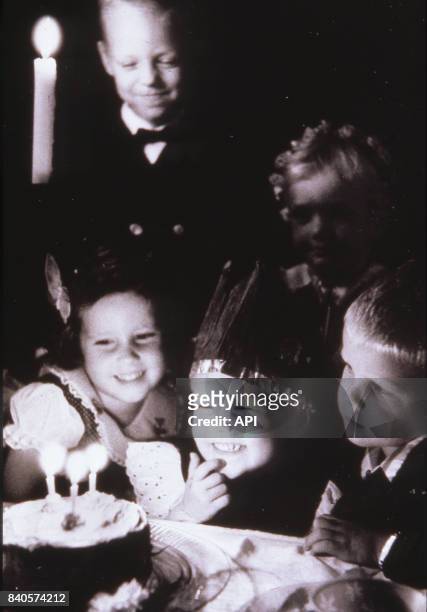 Enfants devant le gâteau lors d'une fête d'anniversaire.