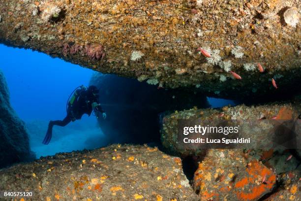 nel profondo dei tafoni. - profondo imagens e fotografias de stock