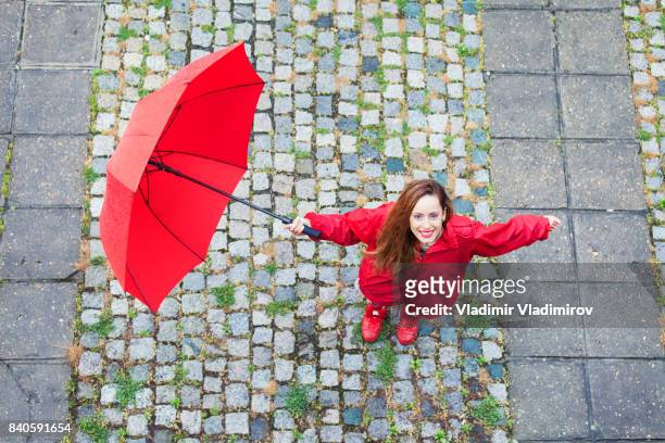 schöne mädchen mit regenschirm, blick in die kamera - rain model stock-fotos und bilder