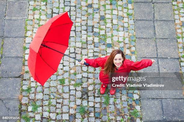 mooi meisje met paraplu camera kijken - standing in the rain girl stockfoto's en -beelden