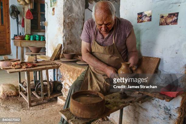kostas depastas, traditional clay potter, at his wheel in his workshop - sifnos stock-fotos und bilder