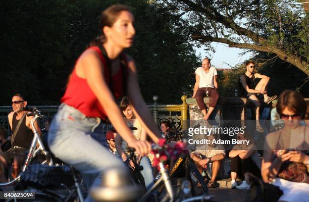 Visitors enjoy warm evening weather in the Kreuzberg district on August 29, 2017 in Berlin, Germany. Berliners and tourists experienced a final...