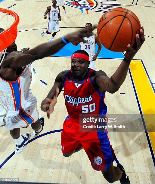 Zach Randolph of the Los Angeles Clippers goes to the basket against Jeff Green of the Oklahoma City Thunder at the Ford Center December 16, 2008 in...