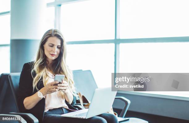 she's never out of touch with her office - businesswoman airport stock pictures, royalty-free photos & images