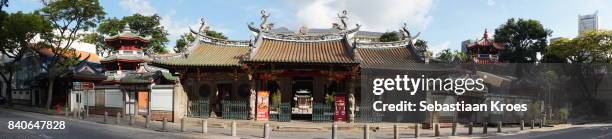 panorama on the façade of the thian hock keng temple, singapore - singapore thian hock keng temple stockfoto's en -beelden