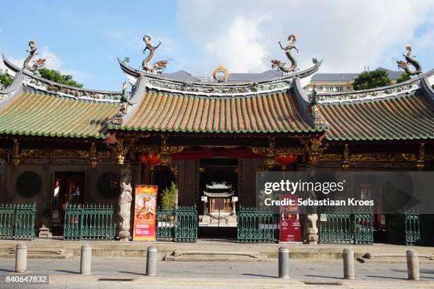 close up on the thian hock keng temple, entrance, singapore - singapore thian hock keng temple photos et images de collection