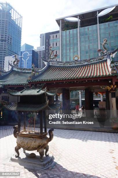 modern and historic singapore, thian hock keng temple, singapore - singapore thian hock keng temple photos et images de collection