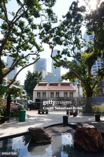 small park next to thian hock keng temple, city life, singapore - singapore thian hock keng temple stock-fotos und bilder